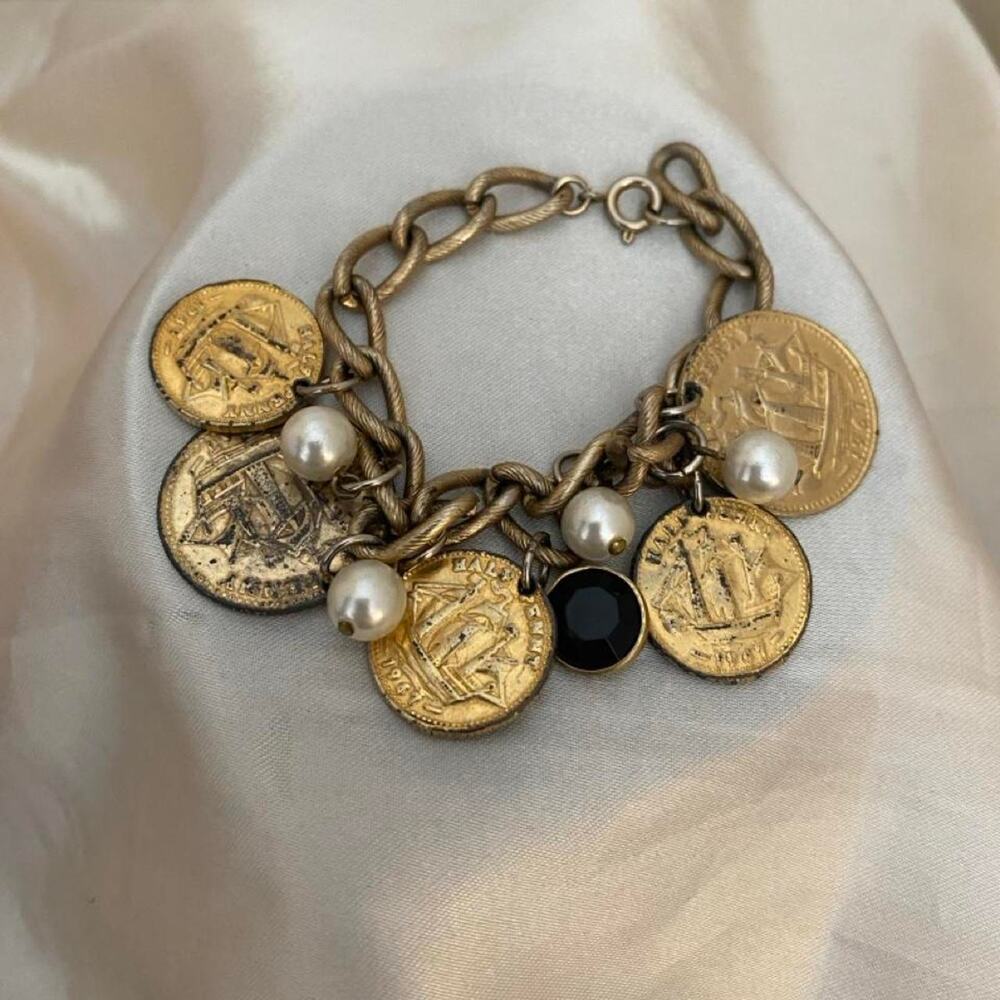 Vintage 60s British Queen Elizabeth II Halfpenny Coin Charm Bracelet Faux Pearls